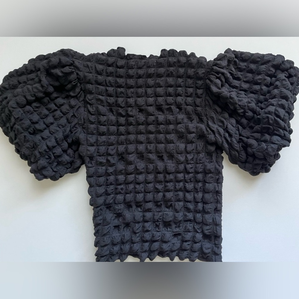 TEXTURED BUBBLE SLEEVE TOP BLACK - Picture 4 of 4